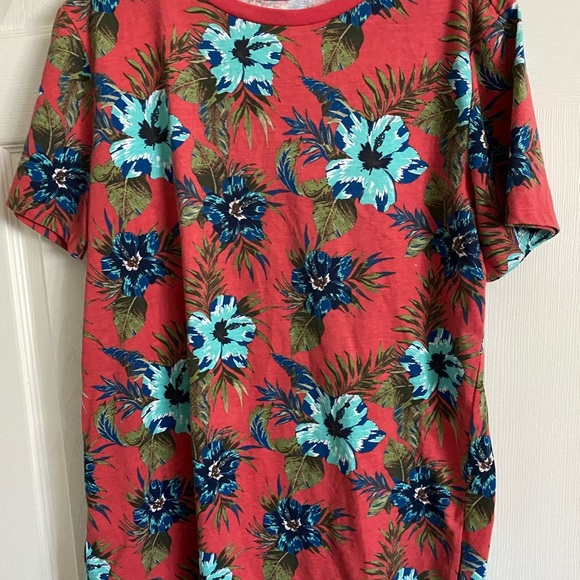 EPIC THREADS red shirt with blue florals🕺🏻 - Picture 5 of 5